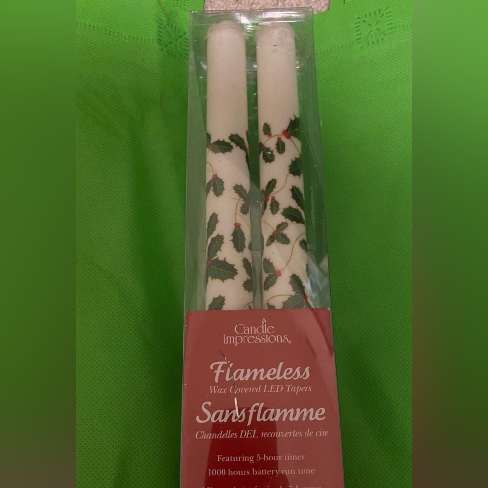 🎄🎅Candle Impressions Flameless Tapers with Holly Print pair